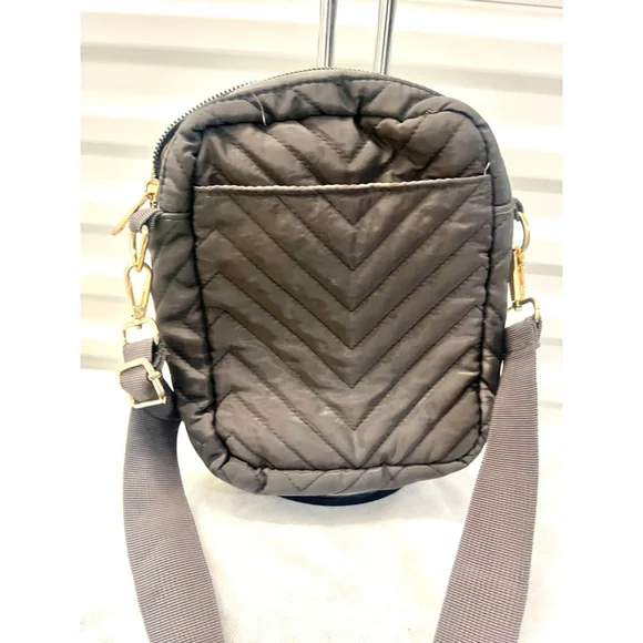 Kedzie Cloud 9 quilted puffer convertible sling bag in gray - Picture 4 of 8